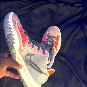 Kyrie low 4 “ pale coral “